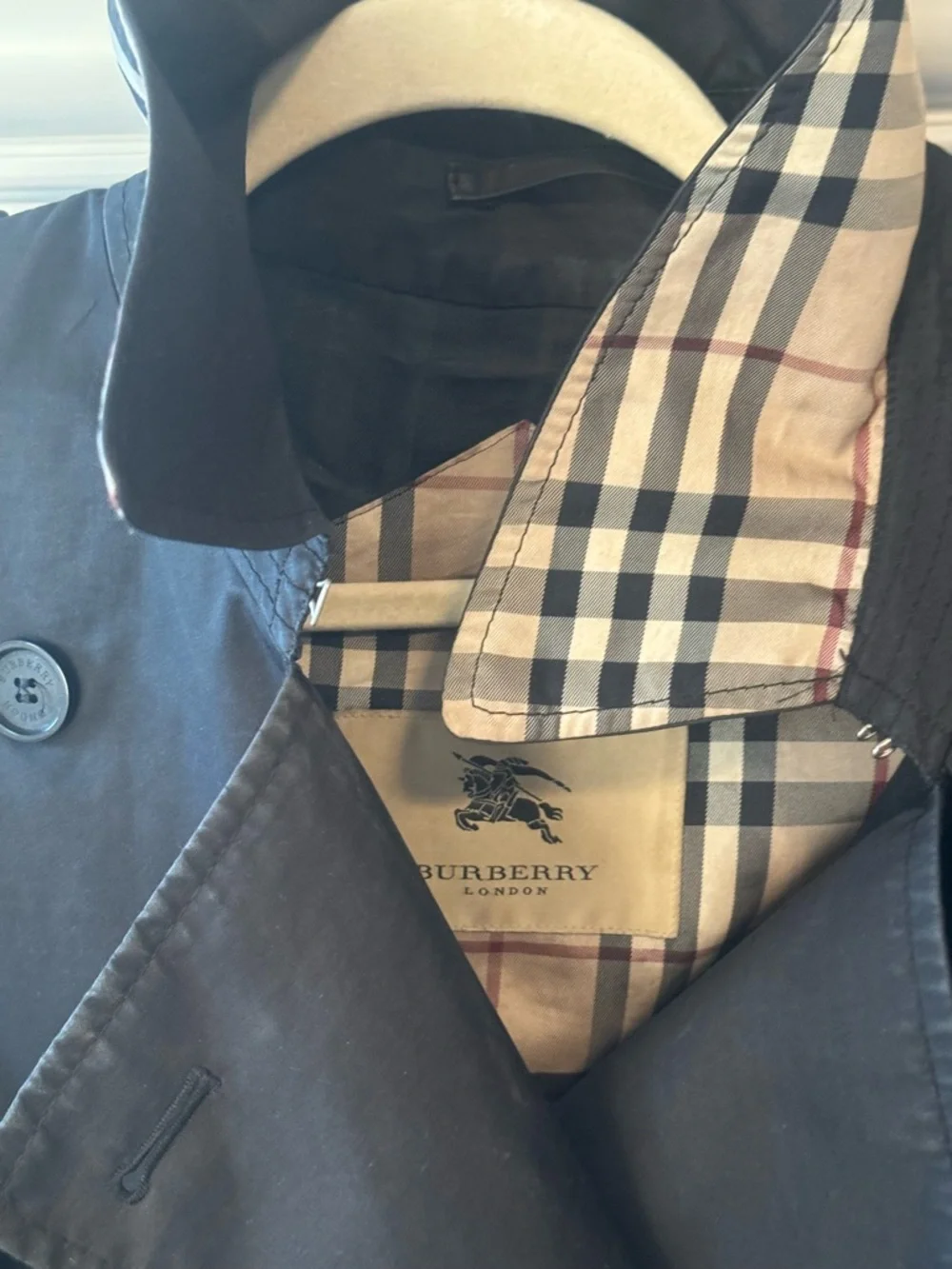 Classic Burberry Black Lightweight Trench Coat - Picture 3 of 6